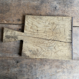 OV20110981 Old French wooden cutting board in weathered, but beautiful condition! Size: 38 cm long (up to handle) / 27.5 cm (to handle) / 23.5 cm wide / 1.5 cm thick.