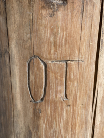 OV20110990 Antiek Frans rustiek hakblok in prachtige staat! Voorzien van een monogram O - T  wat hem nog meer bijzonder maakt.....Afmeting: 80 cm hoog / 23 cm doorsnede. Alleen ophalen in winkel