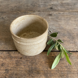 AW20111072 Antique French ointment jar - not marked - in beautiful buttered condition! Size: 7 cm high / 9 cm cross section