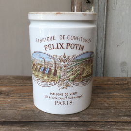 AW20110495 Oude Franse Felix Potin confiturepot uit Parijs. Met deze afbeelding een waar collector item en in prachtige staat!  Afmeting: 13,5 cm. hoog / 9,5 cm. doorsnede.