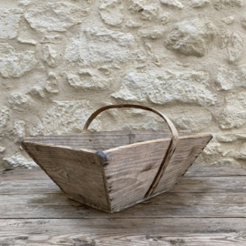BU20110202 Old French wooden grape harvest basket in beautiful weathered -grey condition with nice iron corner details! Size: 48 cm long / 18 cm high (to handle) / 25.5 cm high (including handle) / 35.5 cross section.
