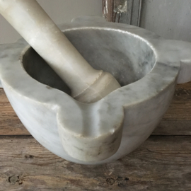 OV20110528 Late 19th century French mortar of polished marble with original marble pestle in beautiful condition! Size: 15 cm. high / 21.5 cm. cross-section excluding the handles. Given weight, only pick up.