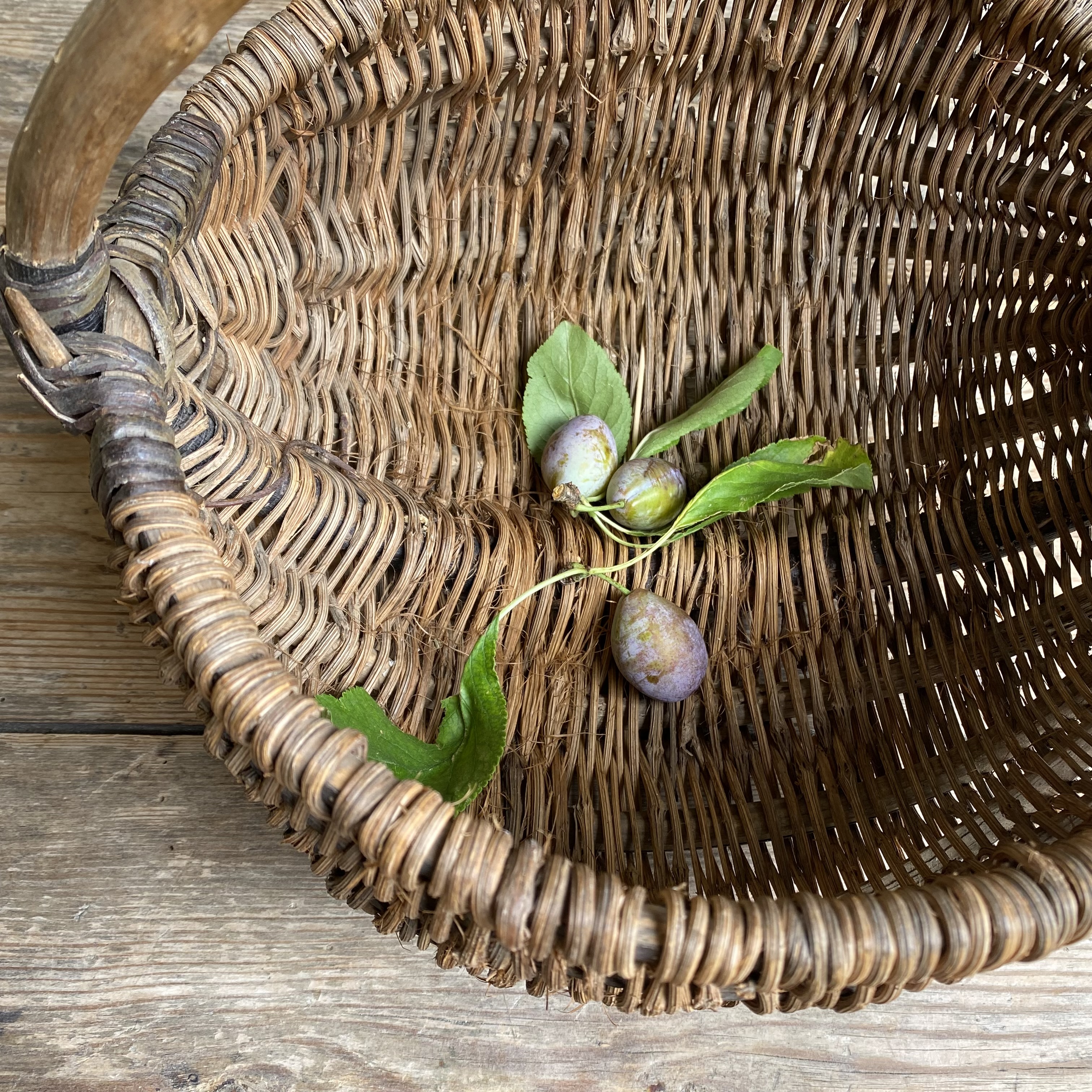 BU20110180 Old French harvest basket, probably made of woven chestnut wood, in beautiful condition! Size: 16 cm high (to the handle) / 28 cm cross section