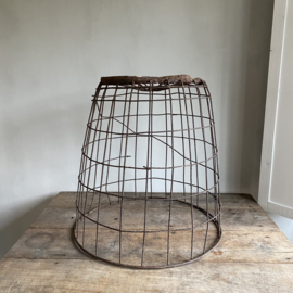 OV20111036 Grote oude Franse ijzeren mand in prachtige verweerde staat! Perfect voor opslag van je houtblokken bij de haard...Afmeting: 56 cm hoog / 53,5 cm doorsnede Alleen ophalen winkel!