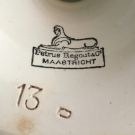 AW20110704 Groot antiek taartplateau stempel - Petrus Regout & Co. Maastricht - periode: 1893-1900 . Heeft een wat eigenzinnige vorm, maar in perfecte staat! Afmeting: 11 cm. hoog / 36,5 cm. doorsnede