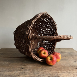 BU20110170 Old French rustic harvest basket made of woven willow wicker in beautiful condition! Size: 31 cm high (up to handle) / +/- 48 cm high (including handle) / 39 cm cross section