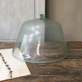 OV20110633 Beautiful late 18th century French mouth blown glass bell jar, beautifully weathered and in perfect condition! Size: 22 cm. high (up to the still intact handle) / 45 cm. intersection. Pickup only!