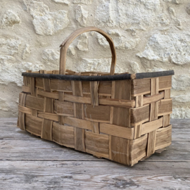 BU20110107 Large old French woven chestnut harvest basket in beautiful condition! Size: 53 cm. long / 23 cm. high (to the handle) / 27 cm. wide