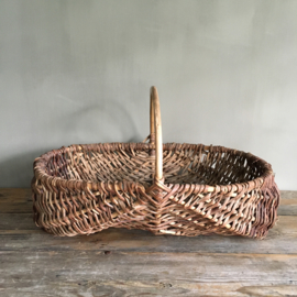 OV20110659 Old French picking basket made of willow branches in beautiful condition! Size: 18 cm. high (up to handle) / 56 cm. long / 37 cm. wide.