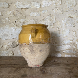 AW20111240 Grote antieke Franse confit pot periode: 19de eeuw. Heeft 3 kleine gaatjes op de onderste rand (zie voor details foto's) verder in prachtige verweerde staat! Afmeting: 33 cm hoog /  22 cm doorsnede