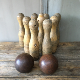 OV20110576 Set of 9 old Belgian cones in beautiful patina including 2 accompanying throwing balls, completely in beautiful condition! Dimensions: 40 cm. high / 7.5 diameter. Pickup only.