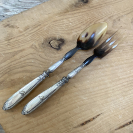 OV20111104 Old French salad serving set made of bone in beautiful condition! Size: 27 cm long.