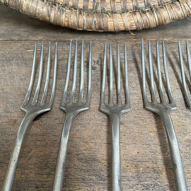 OV20110900 Set of 10 old French pewter forks with a sober appearance and in beautiful condition. Size: 21 cm long / 2.5 cm cross section.