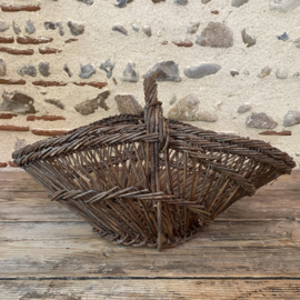 BU20110173 Oude Franse oogstmand op traditionele wijze gevlochten van wilgenteen in mooie licht vergrijsde staat! Afmeting: 51,5 cm lang / 34,5 cm breed / 20,5 cm hoog (tot het hengsel)