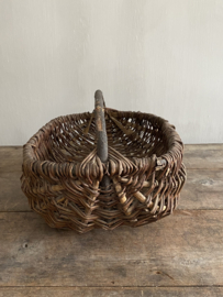 OV20110807 Old French willow wicker harvest basket in beautiful condition! Size: 39.5 cm. long / 13 cm. high / 30 cm. cross section.