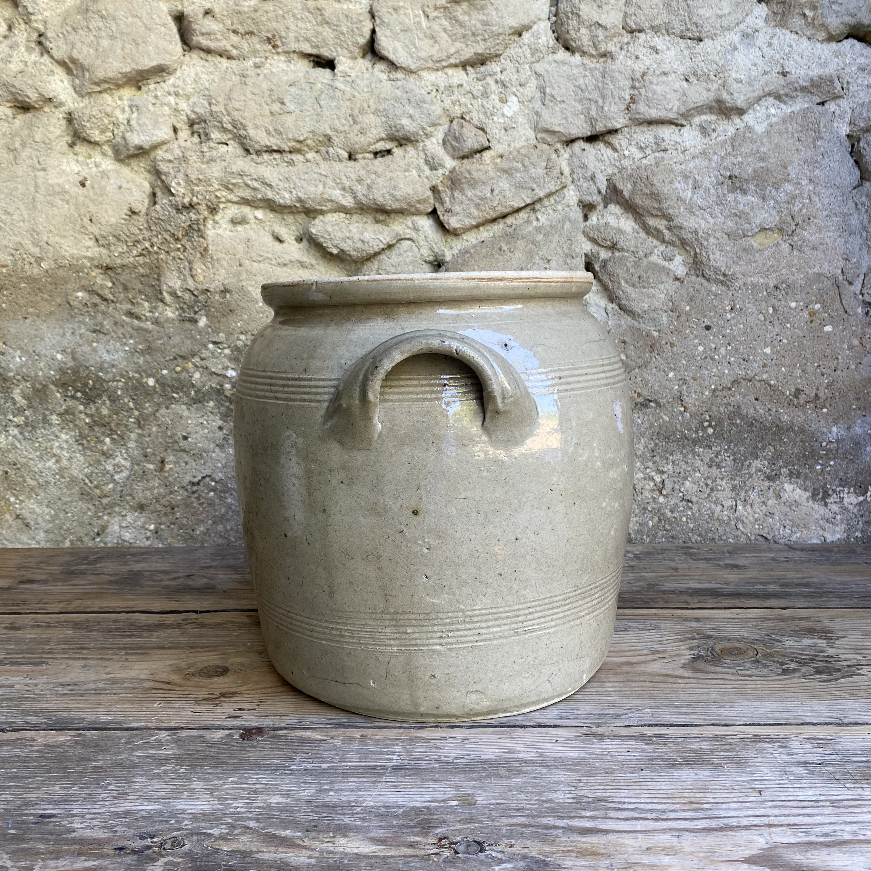 AW20111237 Grote oude Franse pot van grès aardewerk in mooie staat en prachtig gecraqueleerd zie voor details foto's. Afmeting: 25,5 cm hoog / 21,5 cm doorsnede.