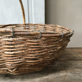 OV20110640 Rustic old French willow wicker basket on iron frame. From the island of Île de Ré in beautiful condition! Size: 17 cm. high (up to handle) / 48 cm.