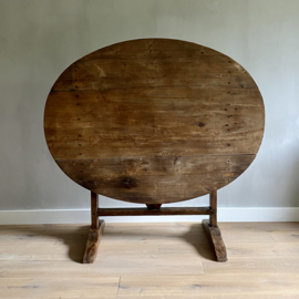 OV20110766 Antique French vendange table of presumably chestnut wood..in beautiful condition! Size: 117.5 cm. long / 68.5 cm. high / 88.5 cm. cross section. Only pick up in shop!