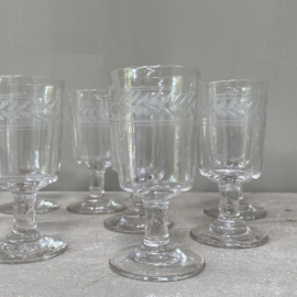 OV20110834 Set of 10 old French liqueur glasses with a sober etched motif, period: 1920s, in beautiful condition. Also nice for an appetizer or flowers... Size: 10 cm. high / 5 cm. cross section