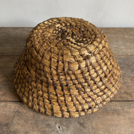 OV20111010 Old French bread basket made of woven straw in beautiful condition! Size: 15 cm high / 35 cm cross section.