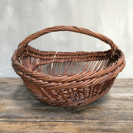 BU20110090 Old French picking basket made of willow branches in beautiful condition! Size: 23.5 cm. high / 57 cm. long / 43 cm. cross section.