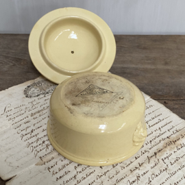 AW20110524 (C) Antique French pâté pot, stamp - Terre a Feu UC Sarreguemines - period: before 1895 in soft yellow color. Misses a chip on the edge of the lid (see photo) further in beautiful condition! Dimensions: 4 cm. high / 10 cm. cross section