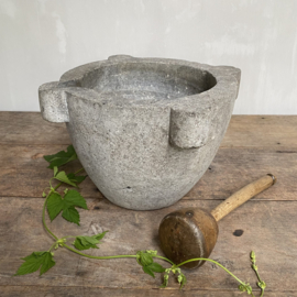 OV20110474 Beautiful antique French 19th century mortar of gray marble .... so beautiful in its simplicity and colour! Size: 20 cm. high / 32.5 cm. cross-section (incl. handles) Pick up in store only!