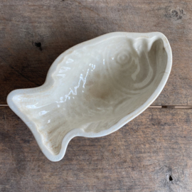 AW20111162 Antique small pudding mold fish motif stamp - Petrus Regout & Co Maastricht - period: 1890-1893. Lightly buttered and in beautiful condition! Size: 21 cm long / 5.5 cm high / 12 cm diameter