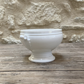 AW20111303 Small old French tureen - blind mark V - beautiful details on the handles and in beautiful condition! Size: 12 cm high / 16.5 cm cross section