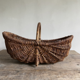BU20110132 Old French harvest basket of woven willow wicker in beautiful condition! Size: 55 cm. long / 31 cm cross section  / 16 to 18 cm high (to handle)
