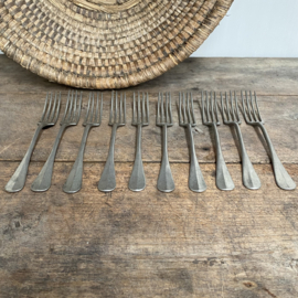 OV20110900 Set of 10 old French pewter forks with a sober appearance and in beautiful condition. Size: 21 cm long / 2.5 cm cross section.