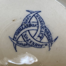 AW20111305 Antique French tureen - stamped D.Johnston J. Vieillard & Co Bordeaux period: 1845-1865. Has a chip on one of the handles (see photos for details), otherwise in beautifully lightly buttered condition! Size: 14.5 cm high / 18.5 cm cross section