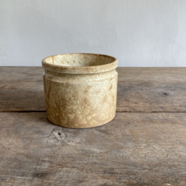 AW20111086 Antieke Franse beboterde zalfpot - geen stempel - heeft een oude haarlijn en chip rand verder in prachtige staat! Afmeting: 9 cm hoog / 11,5 cm doorsnede