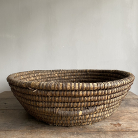 OV20111039 Grote oude Franse oogstmand van gevlochten stro met 2 handgrepen in mooie staat! Afmeting: 59 cm doorsnede / 17 cm hoog.