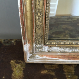 OV20110513 Antieke Franse spiegel met houten lijst gedecoreerd met prachtige ornamenten van gips. De lijst is in mooi verweerde staat! Afmeting: 65 cm. hoog / 48 cm. breed / 4,5 cm. dik. Bij voorkeur ophalen maar vervoer per koerier mogelijk.