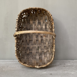 BU20110099 Old French woven harvest basket in weathered, but beautiful condition! Size: 35 cm long / 11,5 cm. high (to handle) / 22 cm. cross section
