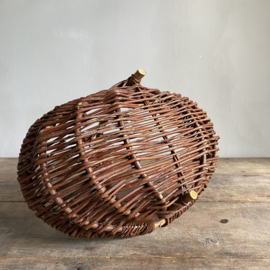 BU20110158 Small old French harvest basket made of woven willow in beautiful condition! Size: 36.5 cm long / 11 cm high (to handle) / 24 cm cross section.