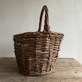 BU20110171 Oude Franse rustieke oogstmand van gevlochten wilgenteen in prachtige staat! Afmeting: 32 cm hoog (tot hengsel) / 51 cm hoog (t/m hengsel) /  +/- 41 cm doorsnede