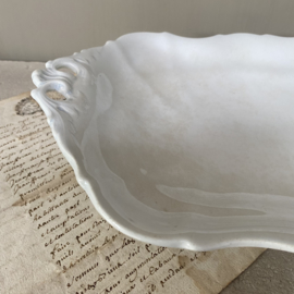 AW20110913 Antique Belgian serving dish with beautiful details stamp - Villeroy & Boch - minimal chip on the rim (see photo 2), otherwise in beautiful lightly buttered condition! Size: 32 cm. long / +/- 6.5 cm. high / 22.5 cm. cross section