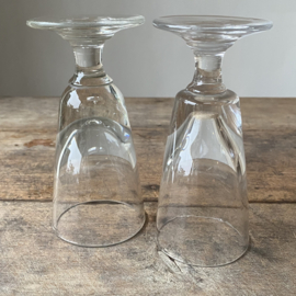 OV20111055 Twee antieke Franse wijnglazen van mond geblazen glas ieder uniek in zijn uitstraling...in prachtige staat! Afmeting:  15 cm hoog /  7 cm doorsnede.