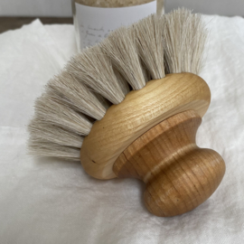 IH002 Bath brush with knob in oil treated maple and horsehair.