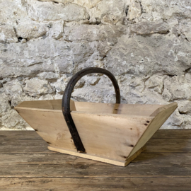 BU20110184 Oude Franse oogstmand voor in de moestuin of champignons in mooie staat! Afmeting: 50,5 cm lang / 15 cm hoog /  35 cm doorsnede