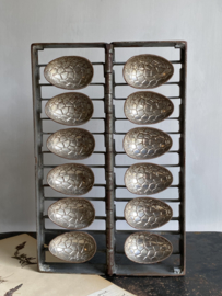 AW20110730 Large old chocolate Easter egg mold in beautiful complete condition! Size: 42.5 cm. high / 27.5 cm. wide (unfolded) / 4 cm. thick