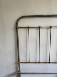 OV20110925 Oud Frans smeedijzeren bed matrasmaat  90x200 in prachtige staat. Iets wat olijfgroene patine. Alleen ophalen winkel of bezorgen binnen NL.