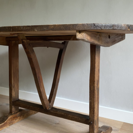 OV20110766 Antieke Franse vendange tafel van vermoedelijk kastanjehout...in prachtige staat! Afmeting: 117,5 cm. lang / 68,5 cm. hoog / 88,5 cm. doorsnede. Alleen ophalen in de winkel of bezorgen in NL tegen vergoeding.