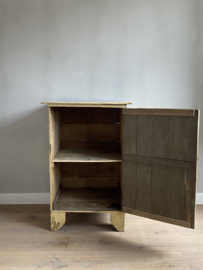 OV20110974  Leuk oud Frans kastje met prachtig origineel patina en mooie staat!  Tijdje in privébezit gehad..Afmeting: 58 cm lang / 86 cm hoog / 51 cm diep. Alleen ophalen in winkel!