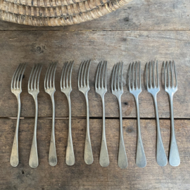 OV20110900 Set of 10 old French pewter forks with a sober appearance and in beautiful condition. Size: 21 cm long / 2.5 cm cross section.