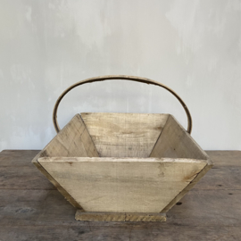 OV20110779 Large old wooden French picking basket in weathered, but beautiful condition! Size: 55 cm. long / 18 cm. high (up to the handle) / 35 cm. wide.