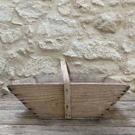 BU20110202 Old French wooden grape harvest basket in beautiful weathered -grey condition with nice iron corner details! Size: 48 cm long / 18 cm high (to handle) / 25.5 cm high (including handle) / 35.5 cross section.