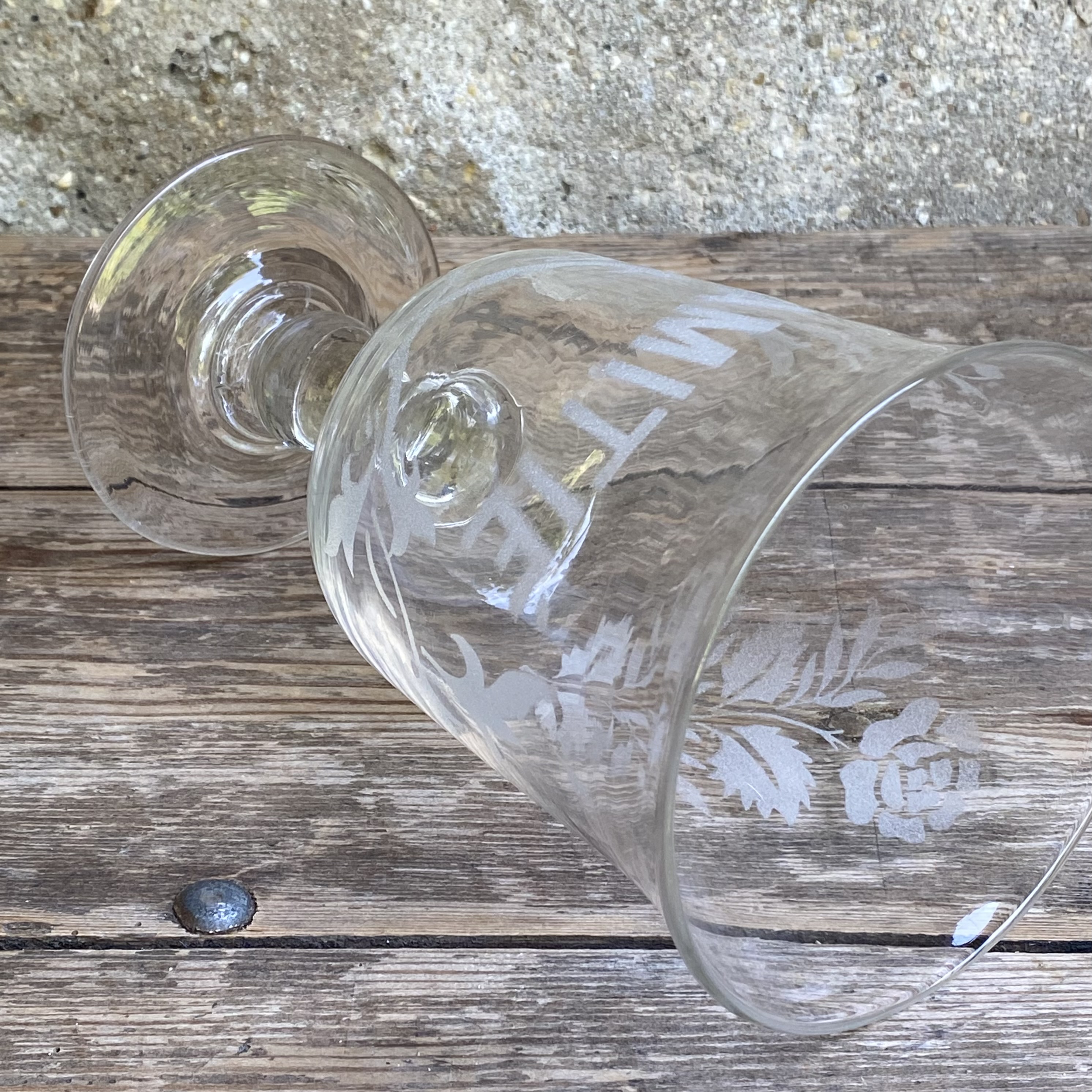 OV20111063 Groot antiek Frans Amité gelegenheidsglas van mond geblazen glas periode: 19de eeuw. In perfecte staat! Afmeting: 22,5 cm hoog / 13 cm doorsnede